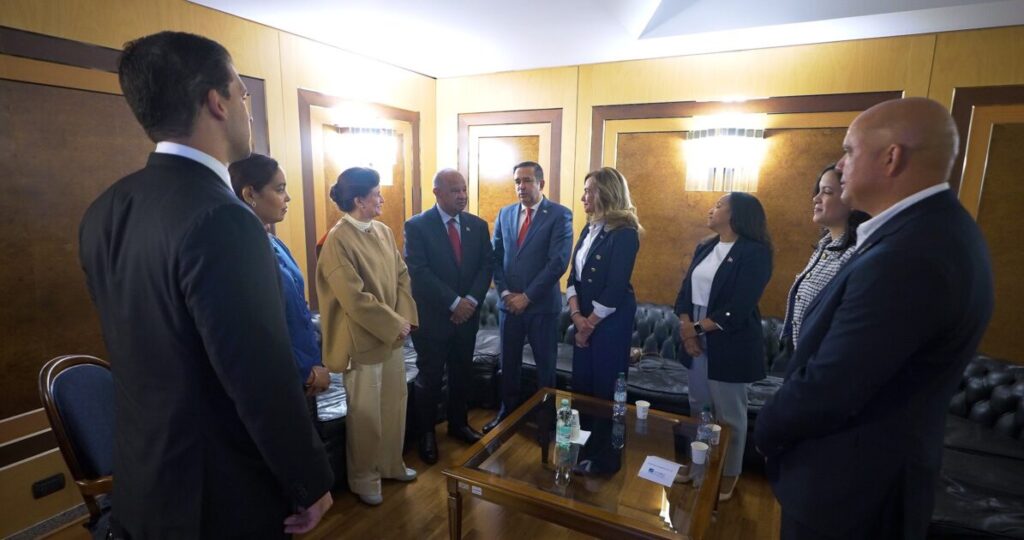 Luego de representar al país en los actos oficiales de inicio del pontificado de Su Santidad el Papa León XIV en la Ciudad del Vaticano, la vicepresidenta @RaquelPenaVicefue despedida por representantes diplomáticos de la Embajada dominicana en Italia