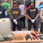 @PoliciaRD Policía en Barahona interviene sectores estratégicos y ocupa armas de fuego, balanzas, ron adulterado y prendas militares