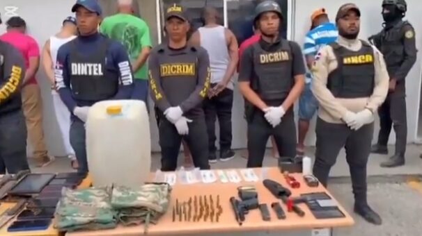 @PoliciaRD Policía en Barahona interviene sectores estratégicos y ocupa armas de fuego, balanzas, ron adulterado y prendas militares