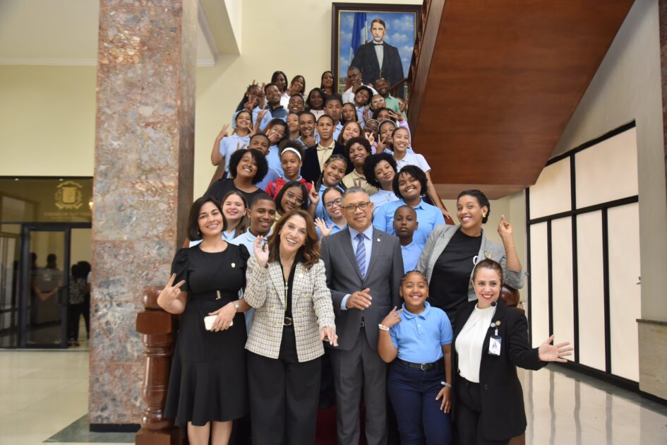 @DiputadosRD Delegación estudiantes de Samaná y estudiantes del programa 14/24 acompañados por diputado Cecilio García en #DiputadosPorUnDia