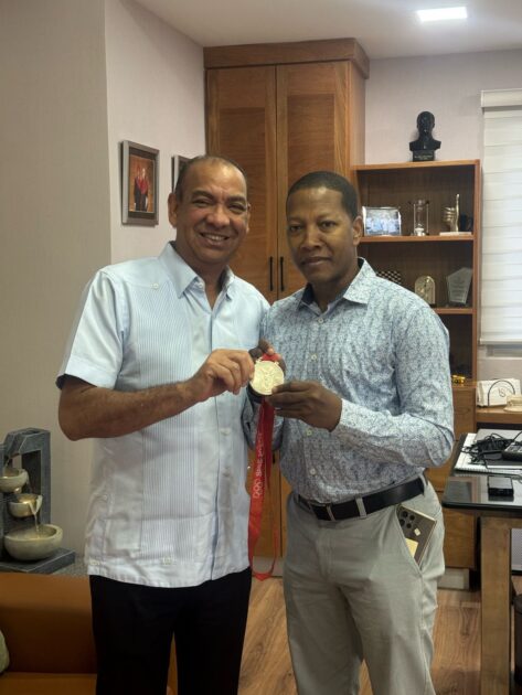 @DeligneAB recibe al medallista @GabrielMercedez