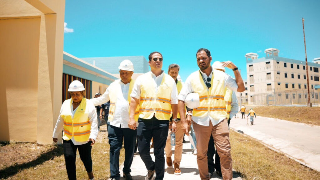 Ministro Carlos Bonilla supervisa avances en construcción del Centro Correccional de Las Parras