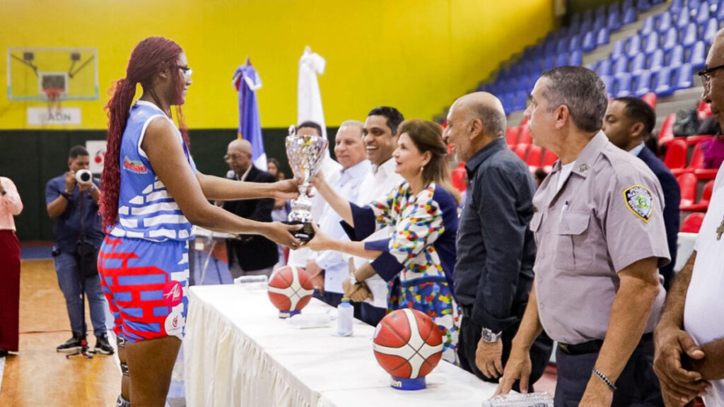 Vicepresidenta Raquel Peña da apertura al torneo nacional de baloncesto femenino y reitera respaldo al deporte