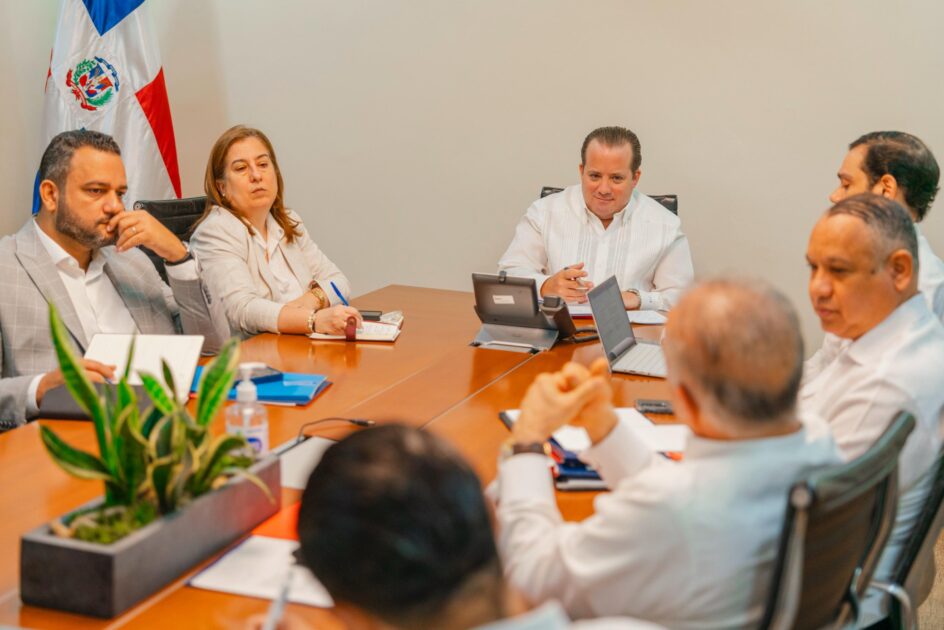 @JosePaliza encabezó una reunión ejecutiva con los viceministros y directores del @minpresidenciard para dar seguimiento a la agenda institucional