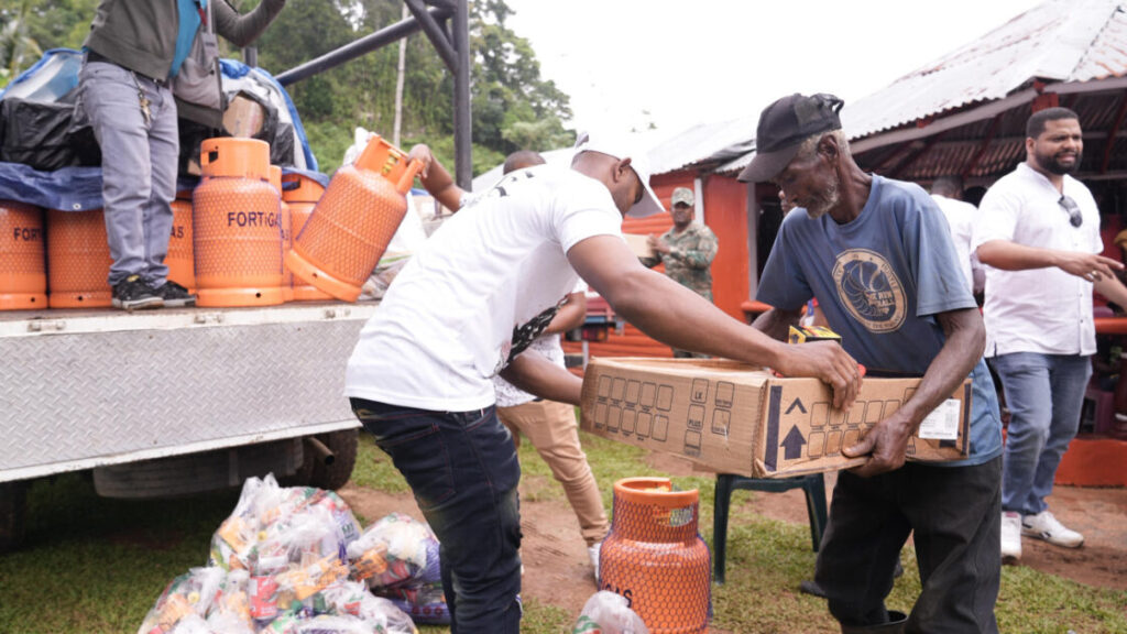 Ministerio de Energía y Minas entrega kits de cocinas limpias a casi un centenar de familias de El Valle, Hato Mayor