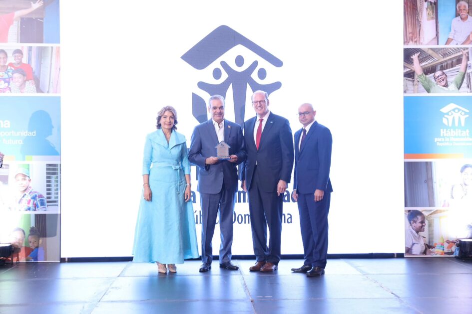 @LuisAbinader celebró, junto con @HabitatRepDom, las 55,000 soluciones habitacionales entregadas por la entidad en RD