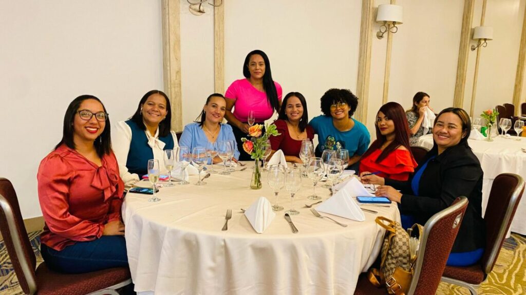 DrMarioLama @SNSRDO impartió hoy el taller “Etiqueta y Protocolo Profesional”, dirigido a las secretarias de la institución, con el objetivo de proveer herramientas para enriquecer la formación y competencias de estas colaboradoras