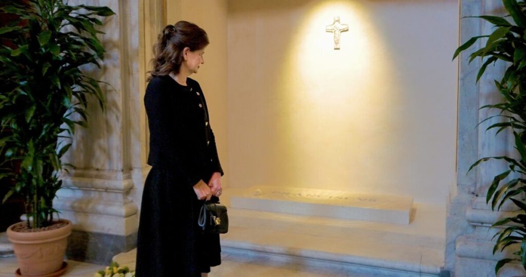 ROMA | @RaquelPenaVice visita el lugar de descanso de Su Santidad el Papa Francisco
