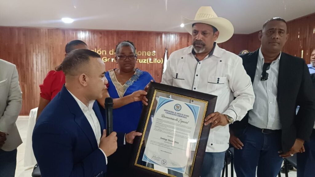 RECONOCIMIENTO | Unión de juntas de vecinos y organizaciones comunitarias del país reconocen alcalde de Dajabón Santiago Riverón  por su defensa del territorio