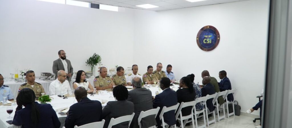 Ministros de Defensa y de Interior se reúne con Canciller de Kenia en C5i MIDE