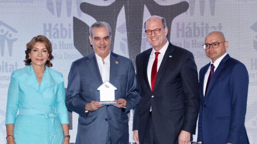 Presidente de la SOBERANA REPÚBLICA DOMINICANA @LuisAbinader recibe reconocimiento de @HabitatRepDom  por su compromiso con la transformación de los hogares dominicanos