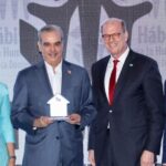 Presidente de la SOBERANA REPÚBLICA DOMINICANA @LuisAbinader recibe reconocimiento de @HabitatRepDom  por su compromiso con la transformación de los hogares dominicanos