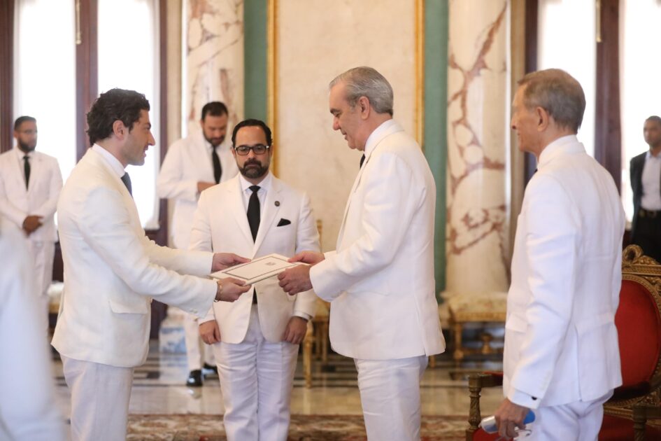 Presidente @LuisAbinader recibe cartas credenciales de 7 nuevos embajadores, incluido el de Haití
