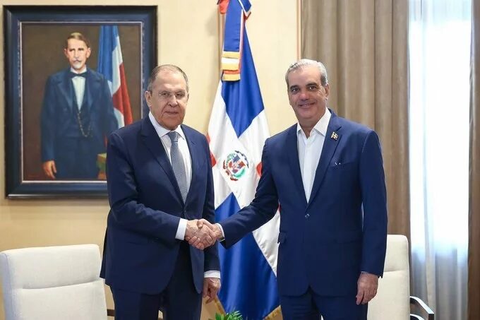 Presidente @LuisAbinader recibe al canciller ruso Sergey Lavrov en el Palacio Nacional