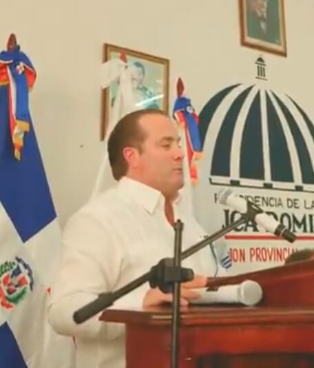 @JosePaliza entrega más de 300 títulos en Samaná