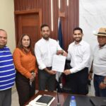 @MaPreRD entrega entregaron RD$7.4 millones al ayuntamiento de esta demarcación para la compra de un camión compactador que mejorará el servicio de recolección de basura