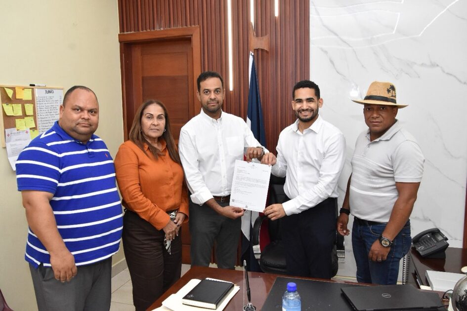 @MaPreRD entrega entregaron RD$7.4 millones al ayuntamiento de esta demarcación para la compra de un camión compactador que mejorará el servicio de recolección de basura
