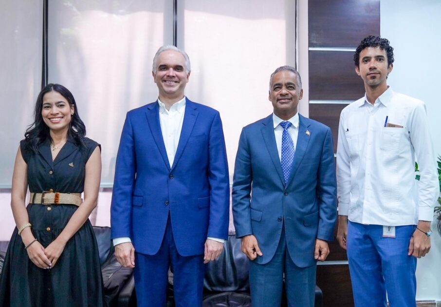 @JoelSantosE Junto a la gobernadora de Montecristi, Leissa Cruz, sostuvimos una reunión de trabajo con el ministro de Educación, Luis Miguel de Camps