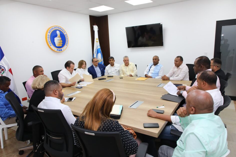 @PRM_Oficial En un ambiente de colaboración y compromiso, nuestro Presidente @JosePalizay la Secretaria General del partido @CarolinaMejiaG, compartieron una jornada de diálogo y planificación junto a nuestros alcaldes, autoridades municipales y distritales de la provincia San Juan
