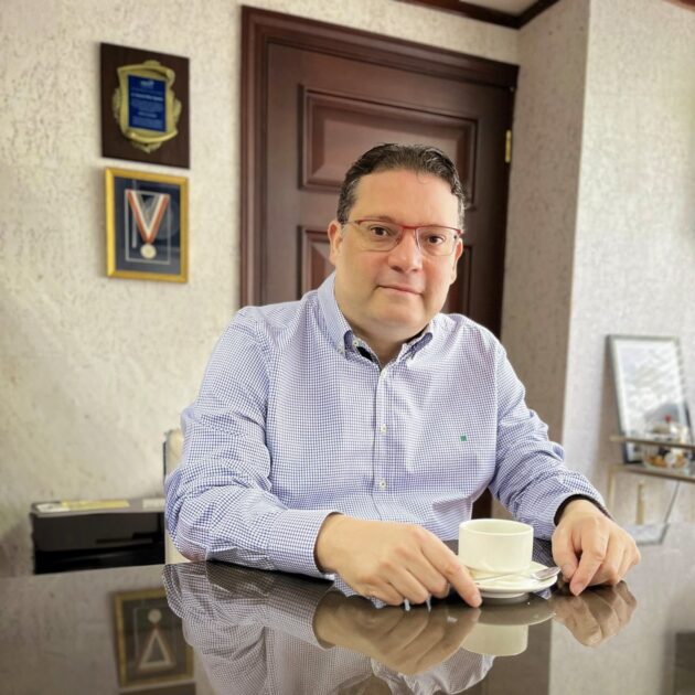 @SanzLovaton Hoy iniciamos el día con café en mano y desde la oficina. Casi siempre el trabajo toca fuera, pero estos espacios tranquilos también son necesarios para enfocarse, organizar y seguir empujando con más fuerza para terminar de organizar la semana y ver la próxima que se asoma