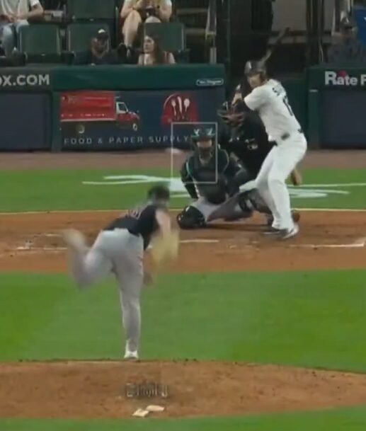 @JMena26 Luego de lo sucedido con Ketel Marte y el fanático que le mencionó a su madre, los White Sox apoyaron a Ketel cuando esta tarde agotó su primer turno