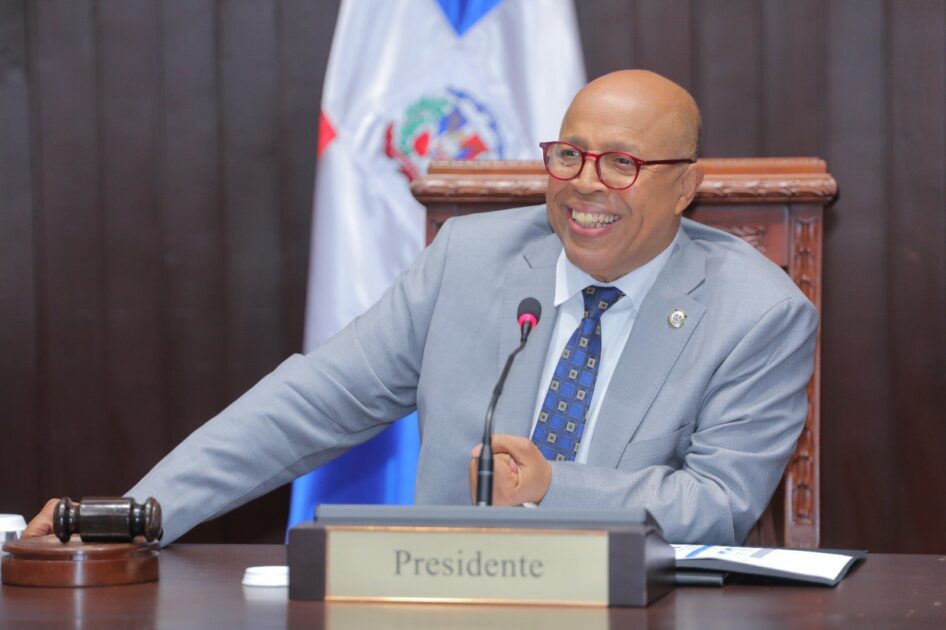 @DiputadosRD @PachecoAlfredoO solicita a la secretaria Eduviges @LeyviBautista iniciar con la lectura de los informes pendientes de conocimiento del Pleno de este órgano legislativo