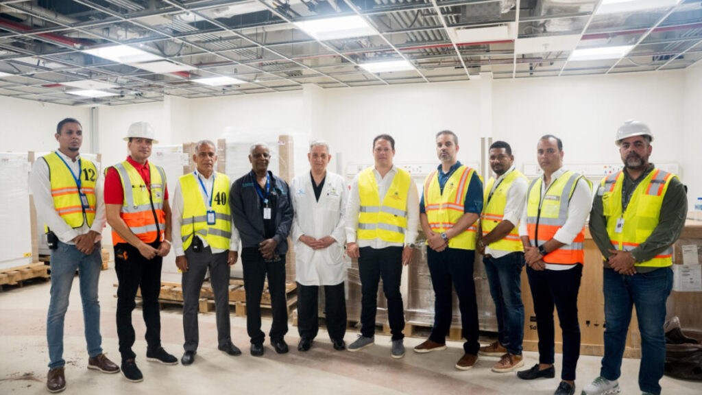 Ministro Bonilla supervisa avances de construcción en moderno edificio clínico-quirúrgico en la Ciudad Sanitaria Luis Eduardo Aybar