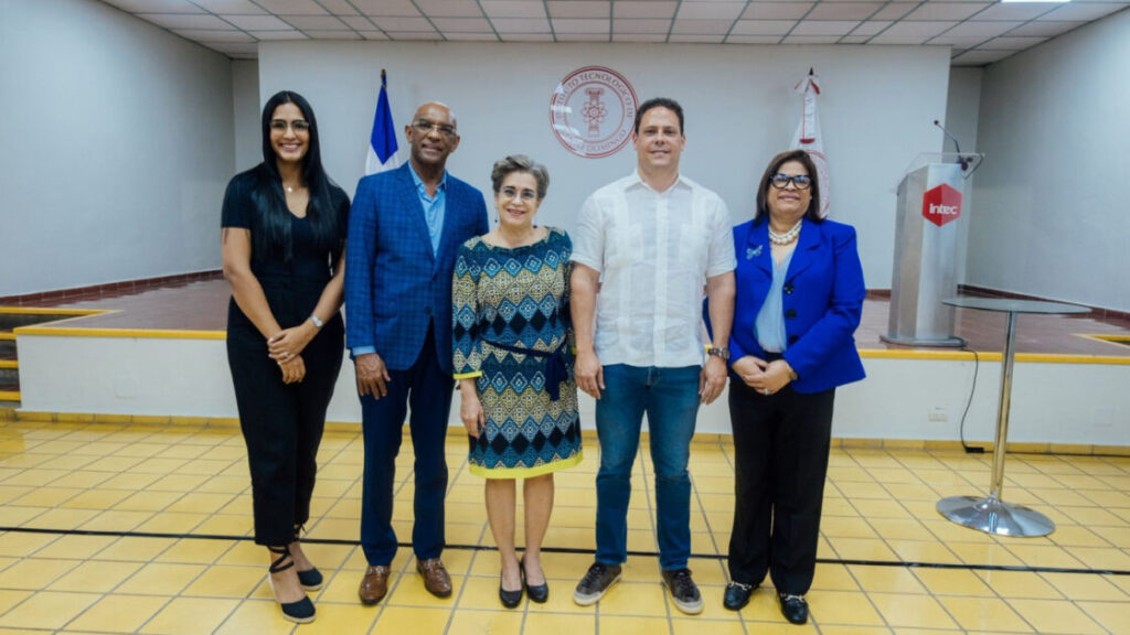 Ministro Carlos Bonilla motiva a futuros ingenieros a contribuir con la transformación del sector construcción de RD