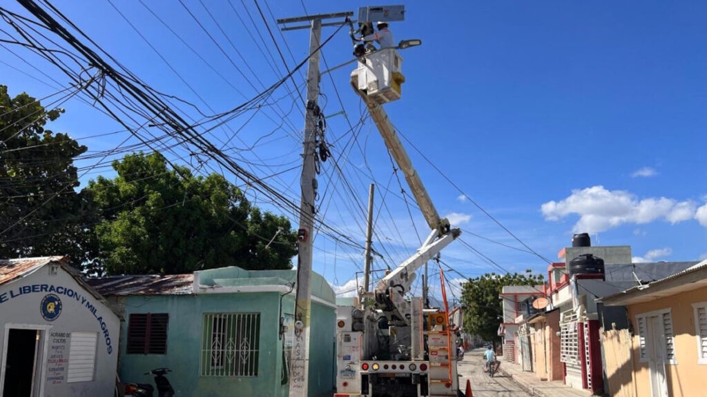 Edesur adecua redes eléctricas, instala transformadores y normaliza clientes en Baní