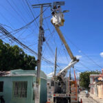 Edesur adecua redes eléctricas, instala transformadores y normaliza clientes en Baní