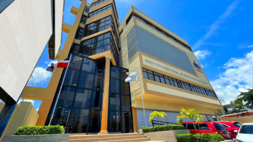 INABIE empieza a recibir miles de artículos para armar kits escolares; garantiza distribución a tiempo a los estudiantes