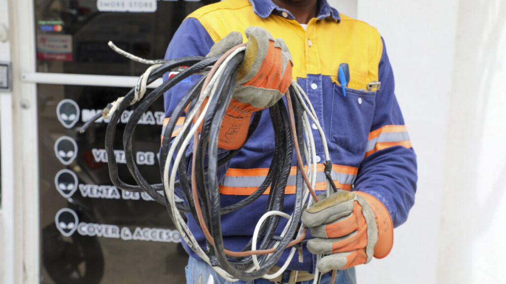 Edeeste normaliza más de 19,000 clientes y desmantela 8,863 fraudes eléctricos en mayo