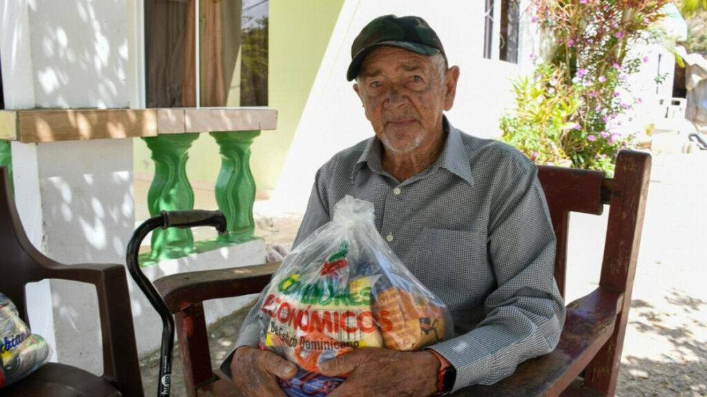 Por medio de Comedores Económicos del Estado Dominicano se realiza amplio operativo de entrega de kits de raciones crudas en Manabao