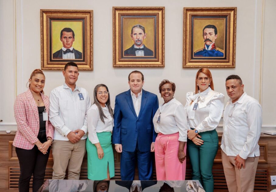 @JosePaliza Una grata visita de Carmen Cid y demás directivos de la Federación de Juntas de Vecinos de mi Puerto Plata querido.