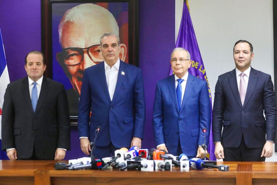 @JosePaliza En la mañana de hoy, sostuvimos una importante reunión encabezada por el presidente @LuisAbinader y el ex presidente @DaniloMedina, dando continuidad a las conversaciones sobre la crisis haitiana y su impacto en el país