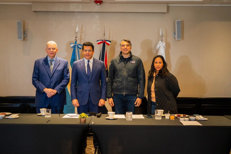 @TurismoRD En el contexto de la agenda de trabajo que desarrolla nuestro ministro @DavidColladoMen Argentina, se anunciaron mediante rueda de prensa junto a @Vicmpacheco, CEO de @arajetairlines, nuevas rutas aéreas