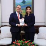 @RaquelPenaVice recibió la visita del escritor español Pedro Baños, con quien dialogó sobre la importancia de seguir fomentando la literatura y la escritura como herramientas para el desarrollo personal y colectivo