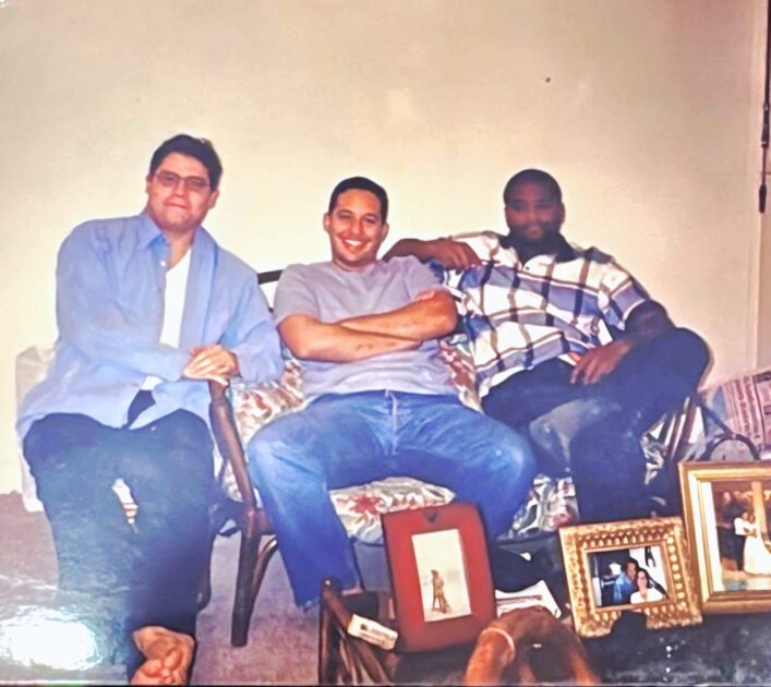 @SigmundFreund Encontré esta foto en mis archivos, de nuestros años de estudios en Paris. Aquí con los hermanos ⁦@SanzLovaton y ⁦@AndresLugoRisk⁩ en un momento de ocio donde seguro hablábamos de política y de nuestros sueños de regresar al país