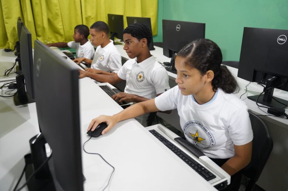@EducacionRDo en San Cristobal Más de 2.000 estudiantes de la Regional 04 de Educación son beneficiados con 10 nuevos talleres-laboratorios especializados, estos fueron entregados como parte de la primera fase del Plan de Fortalecimiento de la Educación