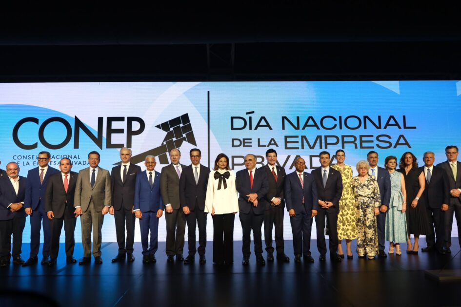 @RaquelPenaVice representando a @LuisAbinader en la conmemoración del 62 aniversario del @CONEP_RD y el día nacional de la empresa privada