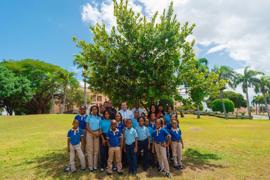 @MinPreRD @JosePaliza recibió en los jardines del Palacio Nacional a un grupo de estudiantes de la escuela primaria Juan Francisco Guillén Garcés, de San Cristóbal