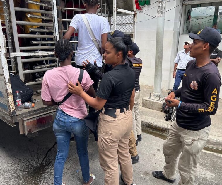 @MigracionRDo Detuvimos a 1,984 extranjeros en condición migratoria irregular y deportamos a 1,422, durante operativos coordinados en todo el país. Actuamos con firmeza, respetando la dignidad humana y cumpliendo con la Ley 285-04