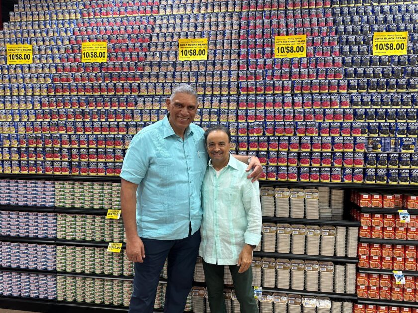@ChuVasquez acompaña a Aníbal “Polo” Rodríguez en la inauguración de su supermercado Shop Fair en Long Island, NY