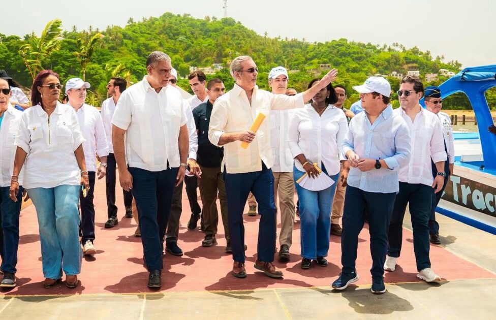 @ChuVasquez Acompañamos al presidente @LuisAbinader en su visita a Samaná, donde se impulsan obras clave para el desarrollo de la provincia