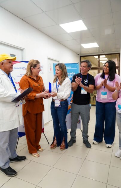 @YadiraHenriq es reconocida por por la Fundación Operación Sonrisa en #RD, por nuestro apoyo desde @PlansocialRDa cirugías para niños con labio y paladar hendido