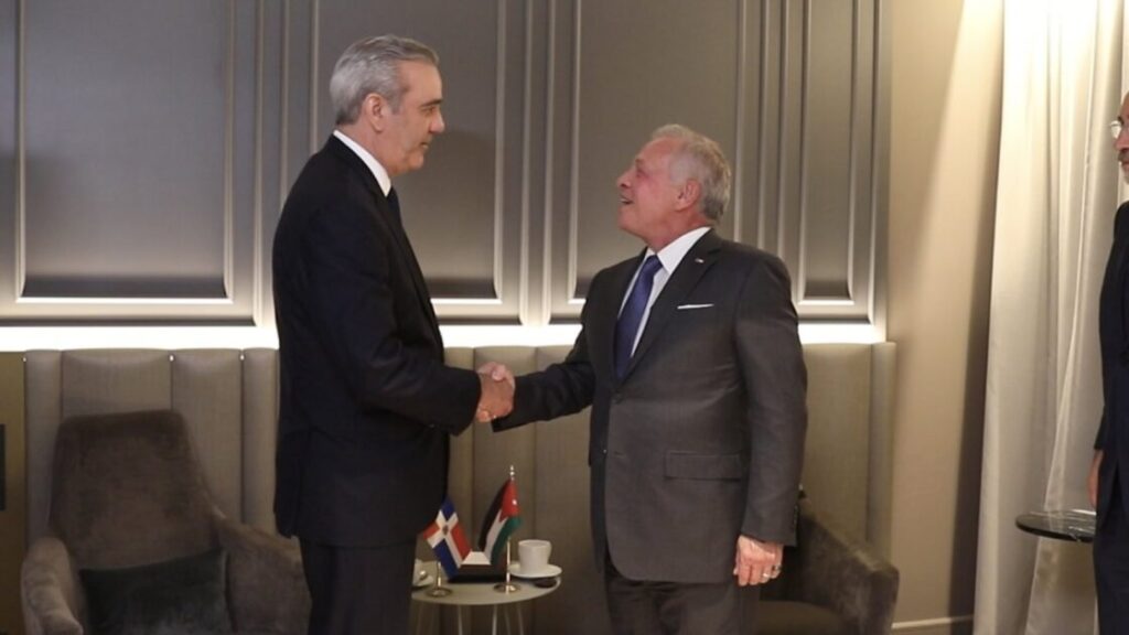 @LuisAbinadersostuvo una reunión con Abdalá II bin Al Hussein, rey de Jordania, con quien conversó sobre varios temas como comercio, turismo y seguridad, extendiéndose ambos invitaciones para visitas oficiales a sus naciones