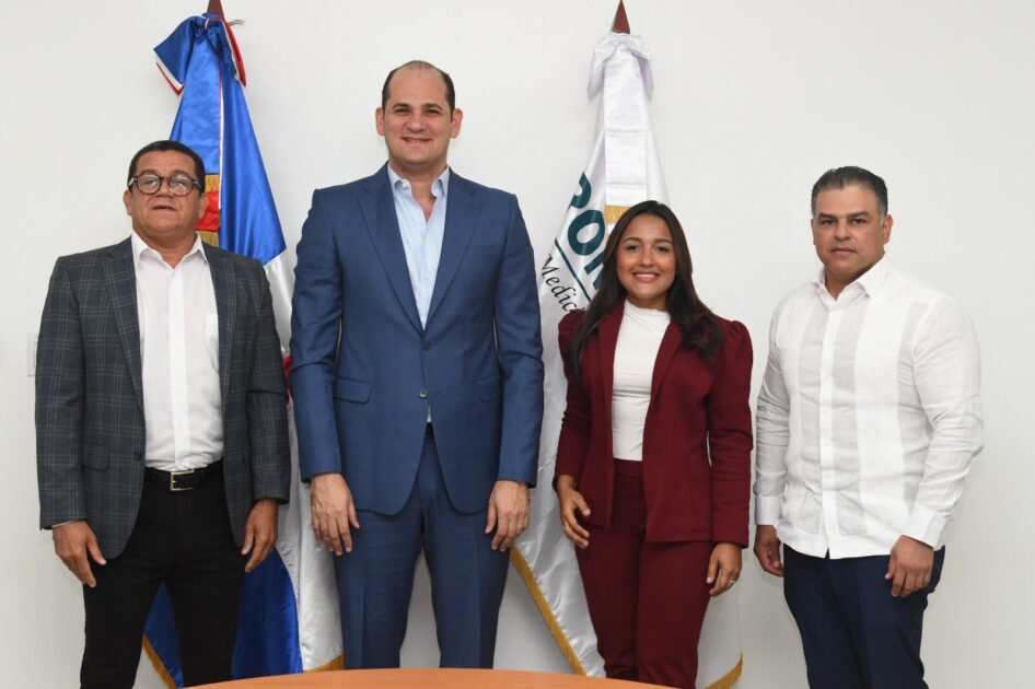 @AdolfoPerezDL Agradece la visita de una comisión de la Cámara de Comercio y Producción de La Vega @CamaraLaVega
