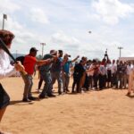 @RaquelPenaVice lanza la primera bola en apertura del torneo amateur de béisbol de Santiago
