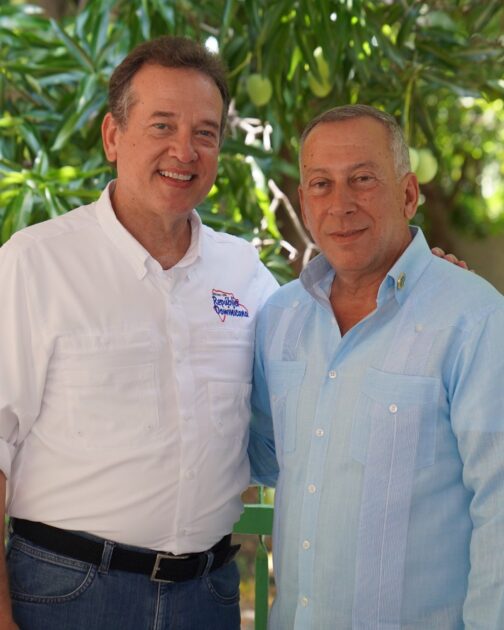 @ItoBisono almuerza en Baní con dirigentes @PRM_Oficial, autoridades locales, regidores y el senador @MFSPeravia