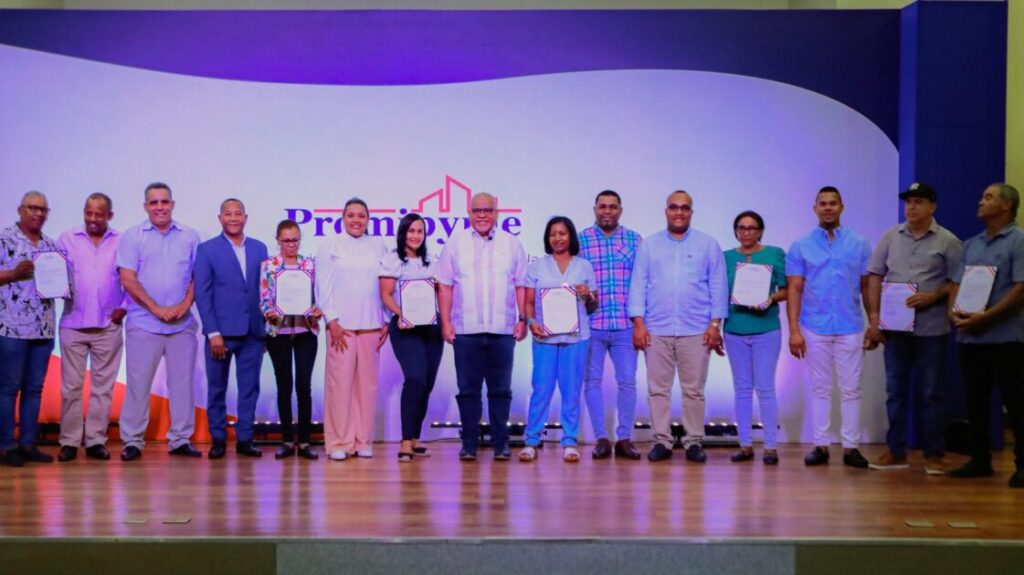 @FabricioGM entrega préstamos por RD$35 millones a 152 client@s. De este monto, 62% fue dirigido a negocios liderados por mujeres. Llevando el crédito a los territorios para fortalecer el tejido productivo